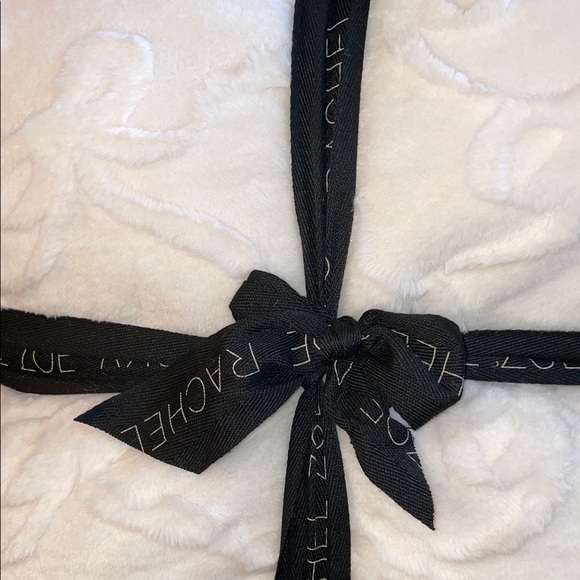 🎀Rachel Zoe Cream Plush Luxurious Faux Fur Pillow Duo with Bow Pattern 🎀 - Picture 6 of 16